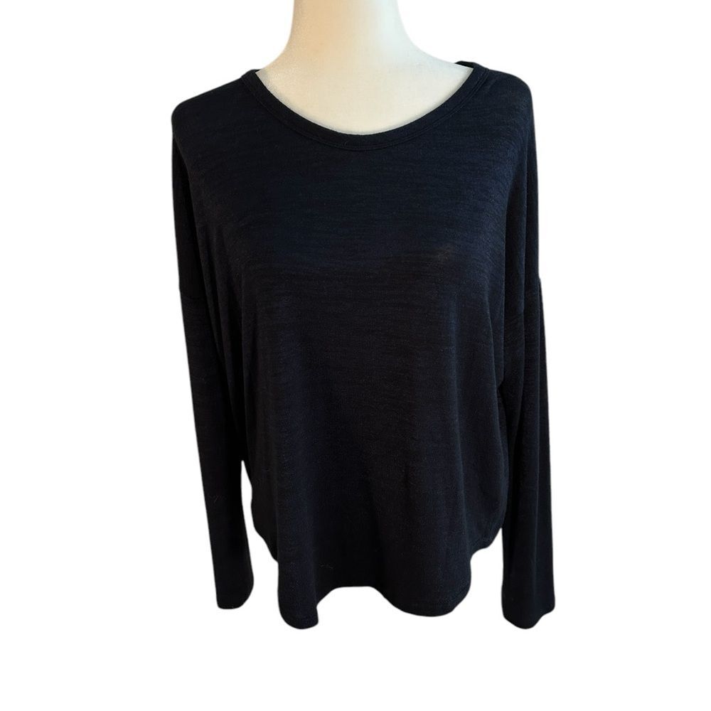 Rag & Bone Crew Neck Long Sleeved
Color- Blue and Black Marbled Size Medium